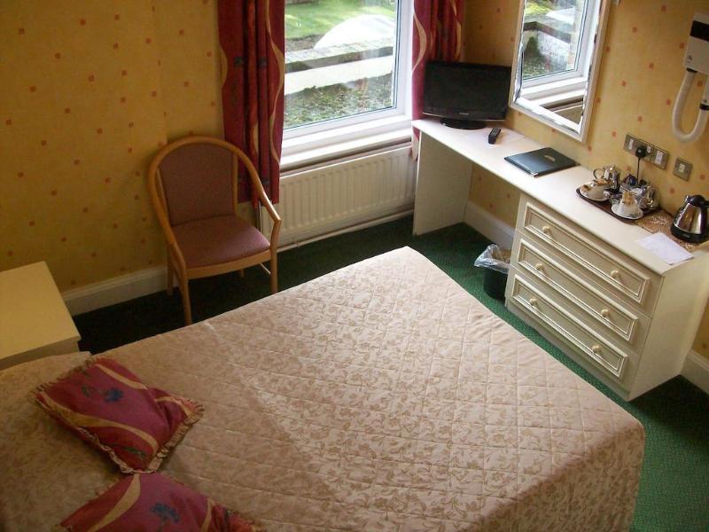 Elstead Hotel 3*